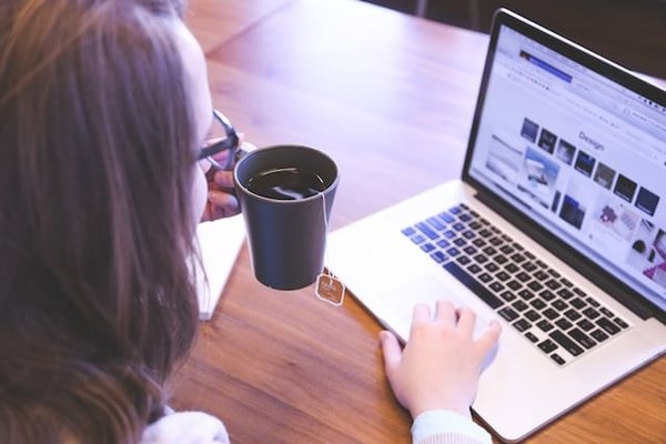 Les meilleurs sites et applications pour profiter des bons plans de voyage